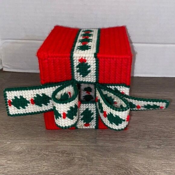 Vintage Needlepoint Tissue Box Cover Christmas Present Holly Grandmacore - Picture 5 of 6